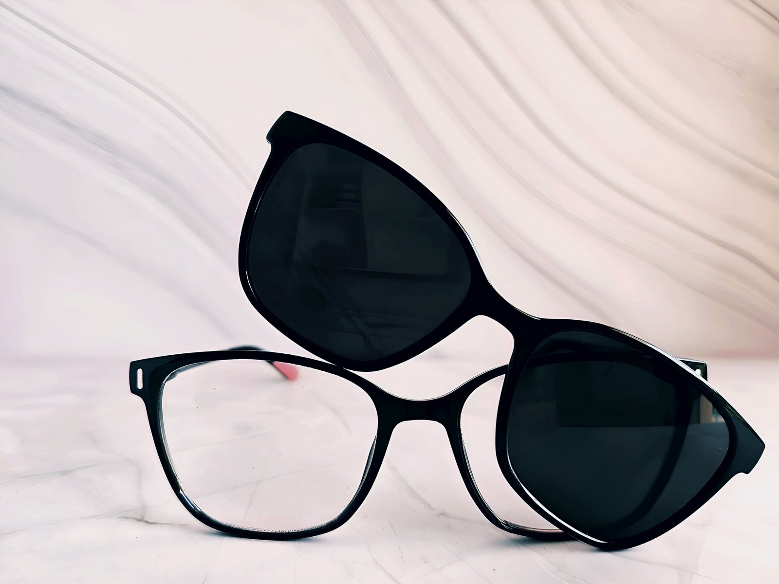 SOLANO CLIP ON - BLACK PINK